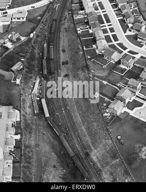 Morpeth incidente ferroviario il 7 maggio 1969 una traversina northbound express treno da Londra a Aberdeen deragliato sulla curva di Morpeth. Sei persone sono state uccise, 21 sono stati feriti e il tetto della stazione in direzione nord della piattaforma è stata danneggiata. Vista aerea della scena dell'incidente Foto Stock