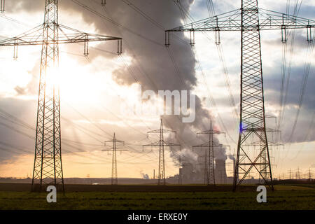 Europa, Deutschland, Renania settentrionale-Vestfalia, Hochspannungsleitungen bei Bergheim, im Hintergrund das Niederauss Braunkohlekraftwerk Foto Stock