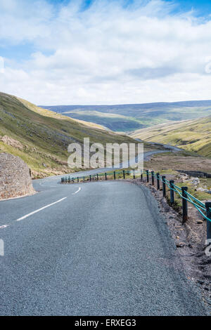 La strada sopra Buttertub passano tra Wensleydale e Swaledale nel Yorkshire Dales Foto Stock