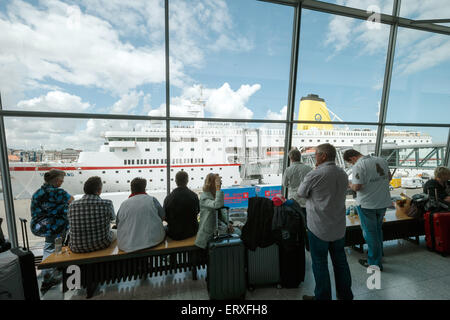 Kiel, Germania. 09 Giugno, 2015. I passeggeri in attesa di un cruise terminal il check in per il 'MS Deutschland " in Kiel, Germania, 09 giugno 2015. La nave, reso famoso dalla serie televisiva "come Traumschiff" (lit. Il sogno di nave), decolla oggi per la sua ultima crociera viaggio sotto comando tedesco. Credito: dpa picture alliance/Alamy Live News Foto Stock