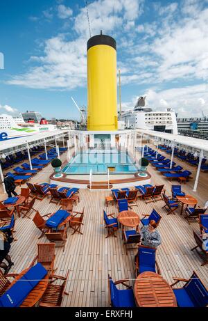 Kiel, Germania. 09 Giugno, 2015. La terrazza della piscina sul 'MS Deutschland " in Kiel, Germania, 09 giugno 2015. La nave, reso famoso dalla serie televisiva "come Traumschiff" (lit. Il sogno di nave), decolla oggi per la sua ultima crociera viaggio sotto comando tedesco. Credito: dpa picture alliance/Alamy Live News Foto Stock