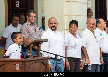 Ragazzo affrontare i bambini a scuola cerimonia presso Plaza Zaragoza, zocalo in Tlacotalpan, stato di Veracruz, Messico Foto Stock