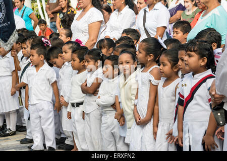 I bambini a scuola cerimonia presso Plaza Zaragoza, zocalo in Tlacotalpan, stato di Veracruz, Messico Foto Stock