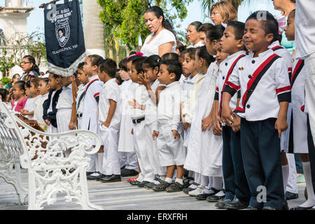 I bambini a scuola cerimonia presso Plaza Zaragoza, zocalo in Tlacotalpan, stato di Veracruz, Messico Foto Stock