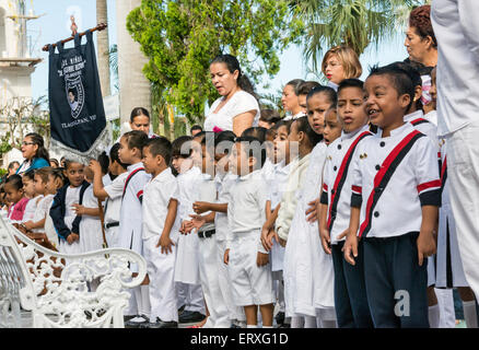 I bambini a scuola cerimonia presso Plaza Zaragoza, zocalo in Tlacotalpan, stato di Veracruz, Messico Foto Stock