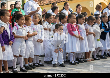 I bambini a scuola cerimonia presso Plaza Zaragoza, zocalo in Tlacotalpan, stato di Veracruz, Messico Foto Stock