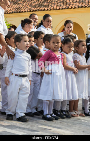 I bambini a scuola cerimonia presso Plaza Zaragoza, zocalo in Tlacotalpan, stato di Veracruz, Messico Foto Stock