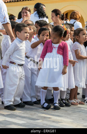 I bambini a scuola cerimonia presso Plaza Zaragoza, zocalo in Tlacotalpan, stato di Veracruz, Messico Foto Stock