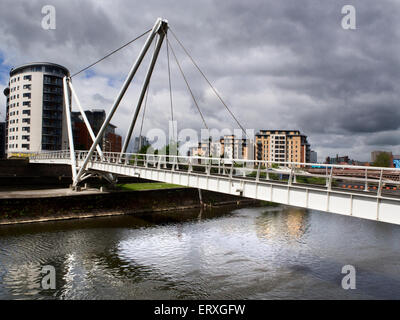 Nuvole scure su Cavalieri via Ponte sul Fiume Aire al Royal Armouries Leeds West Yorkshire Inghilterra Foto Stock