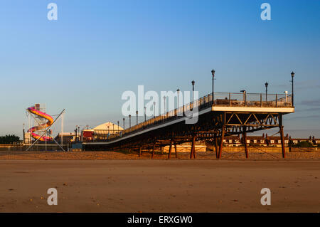 Skegness pier, la spiaggia e il terreno fieristico, la mattina presto, in giugno. A Skegness, Lincolnshire, Inghilterra Foto Stock