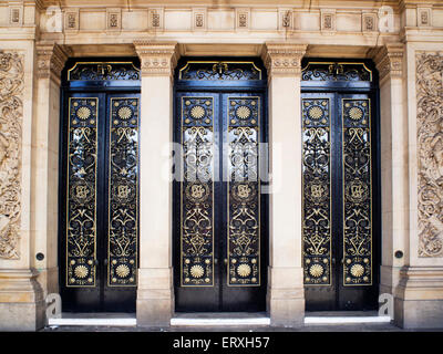 Ornano la porta anteriore a Leeds Town Hall sul Headrow Leeds West Yorkshire Inghilterra Foto Stock