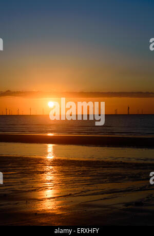 Skegness off-shore di turbine eoliche della centrale eolica. A Skegness, Lincolnshire, Inghilterra Foto Stock