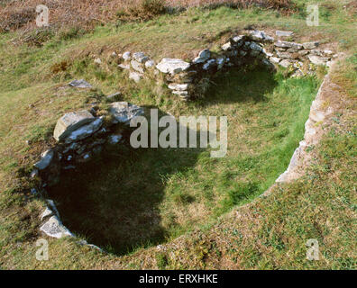 Ty Mawr West Età del Ferro cerchi rifugio al di sotto di Holyhead Mountain, Anglesey: sub-capanna rettangolare M che può essere stato usato come un smithy. Foto Stock