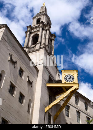 Orologio in oro presso la sala civica in Millennium Square Leeds West Yorkshire Inghilterra Foto Stock