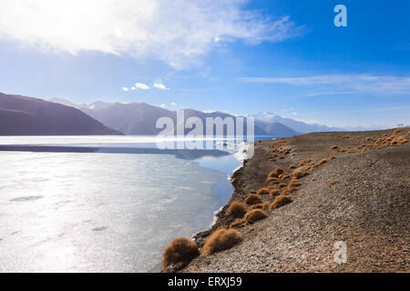 Congelati Lago Pangong nella regione del Ladakh, India Foto Stock