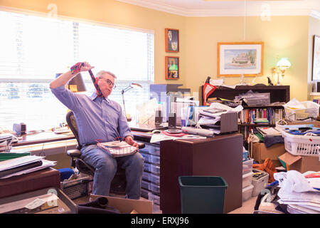 Imprenditore nel Hoarders' disordinati Home Office, STATI UNITI D'AMERICA Foto Stock