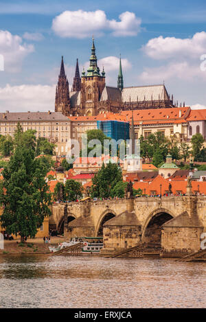 Praga, Repubblica Ceca - 22 Maggio 2015: il Castello di Praga Hradcany e Charles Bridge, due delle più famose attrazioni turistiche di Foto Stock