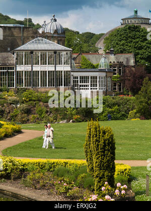 Regno Unito, Inghilterra, Derbyshire, Buxton, Pavilion Gardens, conservatorio e la cupola Foto Stock