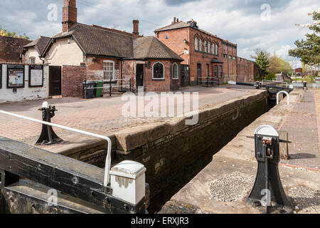 Casello, bloccare Keeper's Cottage e il barcaiolo di riposo, il bloccaggio superiore, Walsall filiale Canal, Birchills, West Midlands, England, Regno Unito Foto Stock