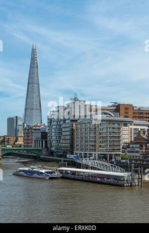 Thames Clipper veloce docking vaporetto a Bankside Pier a Londra con il Coccio in background Foto Stock