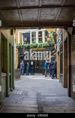 I lavoratori della città mentre sorseggiate un drink al di fuori dell 'nave' pub di Londra Foto Stock