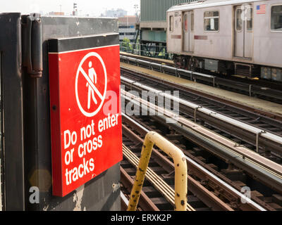 Le vie da #4 Piattaforma della metropolitana, treno e tracce allo Yankee Stadium, il Bronx, New York Foto Stock