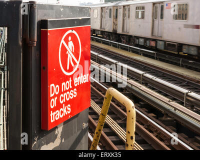 Le vie da #4 Piattaforma della metropolitana, treno e tracce allo Yankee Stadium, il Bronx, New York Foto Stock