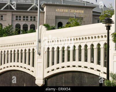 Yankees facciata dello stadio di stampaggio, Macombs Dam Park, il Bronx, New York, Stati Uniti d'America Foto Stock