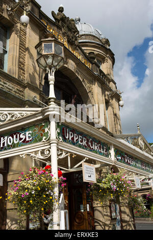 Regno Unito, Inghilterra, Derbyshire, Buxton Opera House, ornato di vetro piombato cielino Foto Stock