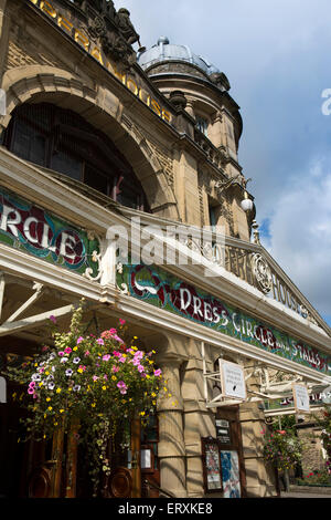 Regno Unito, Inghilterra, Derbyshire, Buxton Opera House, ornato di vetro piombato cielino Foto Stock