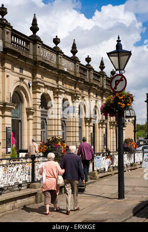 Regno Unito, Inghilterra, Derbyshire, Buxton, il Crescent, Cavendish Arcade shopping centre in ex edificio dei bagni Foto Stock