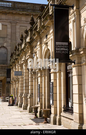 Regno Unito, Inghilterra, Derbyshire, Buxton, il Crescent, Cavendish Arcade shopping centre in ex edificio dei bagni Foto Stock