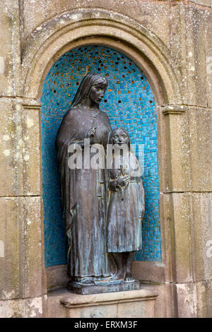 Regno Unito, Inghilterra, Derbyshire, Buxton, il Crescent, St Anne è bene, religiosa la statua di Sant'Anna con la Vergine Maria Foto Stock