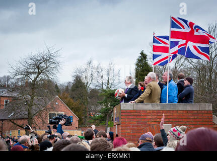 Uomo locale lancia la palla per avviare il Royal Shrovetide Football Match, Ashbourne, Derbyshire, England Regno Unito GB EU Europe Foto Stock