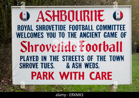 Segnale di avvertimento per il Royal Shrovetide Football Match in Ashbourne, Derbyshire, England Regno Unito GB EU Europe Foto Stock