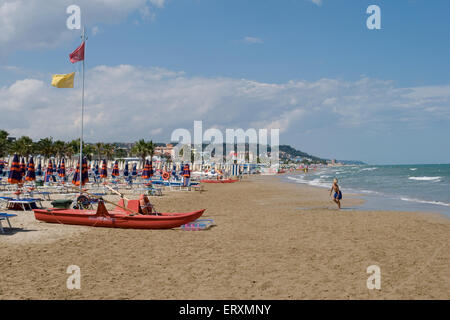 La spiaggia e la barca di salvataggio a San Benedetto del Tronto, Regione Marche, Italia Foto Stock