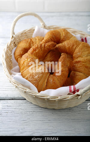 Croissant in un cesto di vimini, cibo Foto Stock