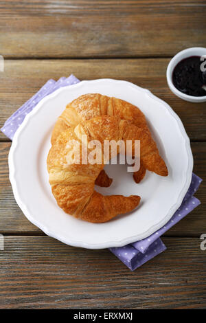 Croissant sulla piastra e marmellata, vista dall'alto Foto Stock