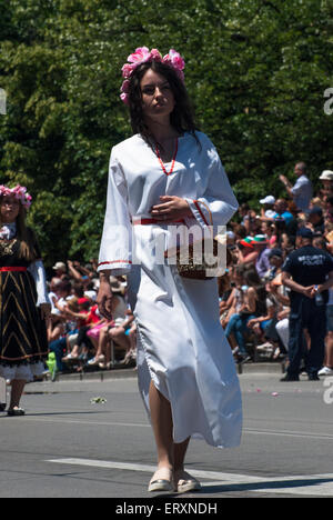 La street parade di Kazanlak durante "2015 Rose Festival". Il 7 giugno 2015. Kazanlak, Bulgaria. Foto Stock