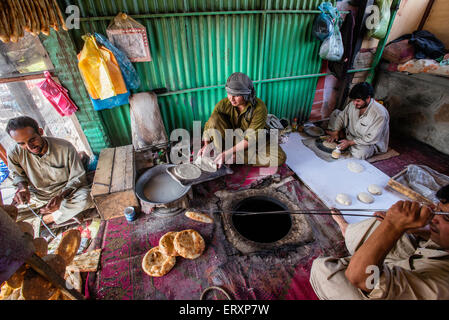 Panificio afghani al più grande mercato ortofrutticolo a Kabul, Afghanistan Foto Stock