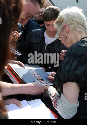 Moenchengladbach, Germania. 09 Giugno, 2015. British icona della moda Vivienne Westwood firma autografi durante il suo arrivo presso la Hochschule Niederrhein in Moenchengladbach, Germania, 09 giugno 2015. Il designer visita la scuola per un giorno e esamina il lavoro degli studenti. Foto: CAROLINE SEIDEL/dpa/Alamy Live News Foto Stock