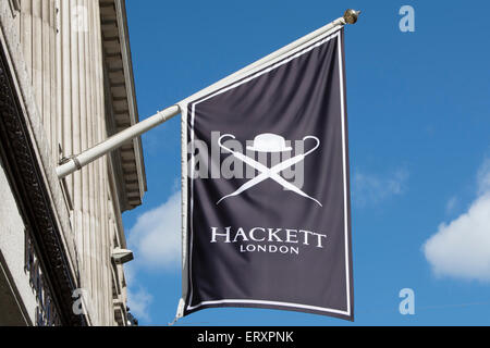 Appendere segno di bandiera con il logo per il lusso mens negozio di abbigliamento, hackett, Regent Street, Londra, Inghilterra Foto Stock