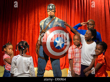 Washington, DC, Stati Uniti d'America. Il 9 giugno, 2015. Bambini posano con cera figura del capitano America nel Museo delle cere di Madame Tussauds a Washington DC, capitale degli Stati Uniti, 9 giugno 2015. La cera la figura del capitano America era basato sul ruolo agito da Chris Evans nel 2011 film del supereroe 'Captain America - Il primo vendicatore'. Credito: Bao Dandan/Xinhua/Alamy Live News Foto Stock