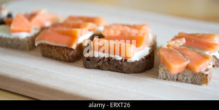 Sandwich di pane di segale con pesce rosso e formaggio a pasta morbida Foto Stock