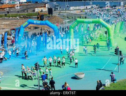 Il Colour Run, Reykjavik, Islanda. "Felice 5k eseguire sul nostro pianeta". Questo è stato il primo colore eseguire tenuto in Islanda, 6 giugno 2015 Foto Stock