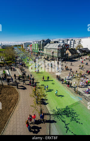 Il Colour Run, Reykjavik, Islanda. "Felice 5k eseguire sul nostro pianeta". Questo è stato il primo colore eseguire tenuto in Islanda, 6 giugno 2015 Foto Stock