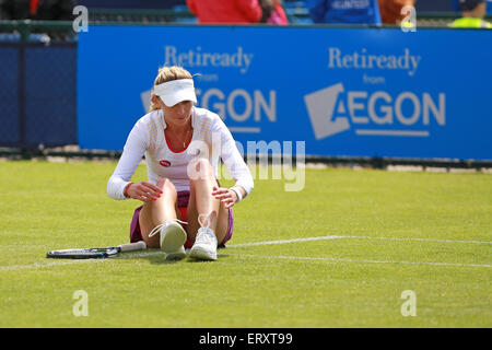 Nottingham, Regno Unito. 09 Giugno, 2015. Aegon Open Tennis. Olga GOVORTSOVA prende un capovolto (Bielorussia) come lei svolge Katy Dunne di Gran Bretagna Credito: Azione Sport Plus/Alamy Live News Foto Stock