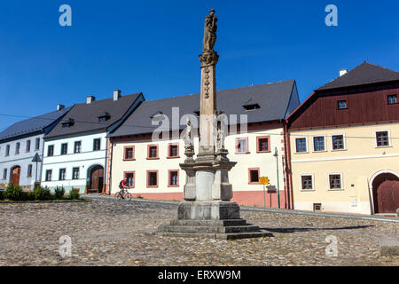 Repubblica ceca Utery, una piccola e pittoresca cittadina, Plzen regione ovest Boemia, Renaissance Townhouses ciottolosi square Foto Stock