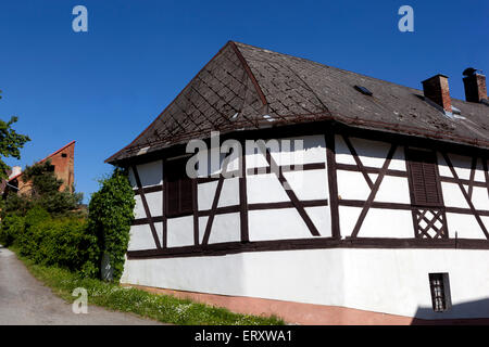 Rural Czech Republic Utery è una piccola città pittoresca, Pilsen Regione Boemia occidentale casa a graticcio Foto Stock