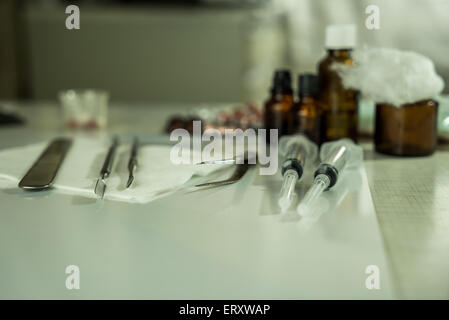 Siringa con le fiale di vetro e farmaci pillole farmaco Foto Stock